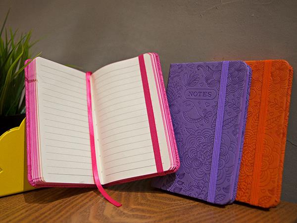 Ежедневники Moleskine, цветные края, застежка-резинка, тканевая закладка, 96 страниц без разлиновки